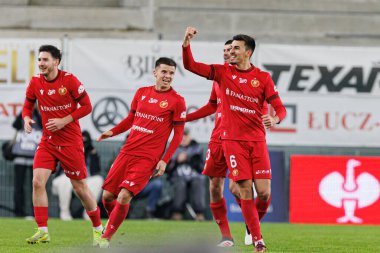 Juljan Shehu, Stadyum 'daki Radomiak Radom ve Widzew Lodz takımları arasındaki PKO BP Ekstraklasa maçında gol üstüne gol atarken görüldü. Braci Czachorow (Maciej Rogowski)