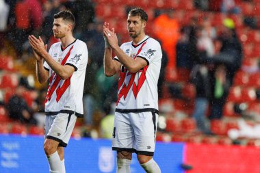 Gerard Gumbau ve Florian Lejeune, Estadio de Vallecas 'taki Rayo Vallecano ve Sevilla FC takımları arasında oynanan LaLiga EA Spor Maçı sırasında görüldü (Maciej Rogowski)