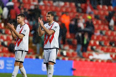 Gerard Gumbau ve Florian Lejeune, Estadio de Vallecas 'taki Rayo Vallecano ve Sevilla FC takımları arasında oynanan LaLiga EA Spor Maçı sırasında görüldü (Maciej Rogowski)