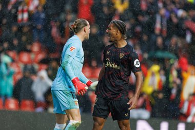 Orjan Nyland ve Loic Bade, LaLiga EA SPORTS maçı sırasında Estadio de Vallecas 'ta Rayo Vallecano ve Sevilla FC takımları arasında görüldü (Maciej Rogowski)
