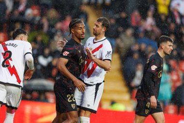 Loic Bade ve Florian Lejeune, LaLiga EA SPORTS maçı sırasında Estadio de Vallecas 'ta Rayo Vallecano ve Sevilla FC takımları arasında görüldü (Maciej Rogowski)