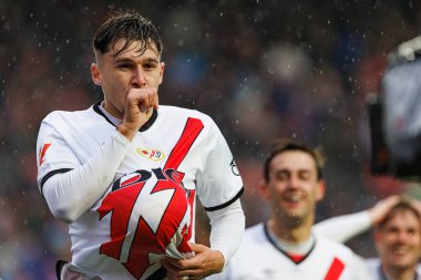 Andrei Ratiu, Estadio de Vallecas 'taki Rayo Vallecano ve Sevilla FC takımları arasında oynanan LaLiga EA SPORTS maçında gol attıktan sonra kutlama yaparken görüldü (Maciej Rogowski)