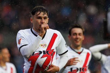 Andrei Ratiu, Estadio de Vallecas 'taki Rayo Vallecano ve Sevilla FC takımları arasında oynanan LaLiga EA SPORTS maçında gol attıktan sonra kutlama yaparken görüldü (Maciej Rogowski)