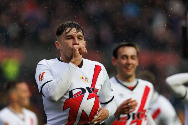 Andrei Ratiu, Estadio de Vallecas 'taki Rayo Vallecano ve Sevilla FC takımları arasında oynanan LaLiga EA SPORTS maçında gol attıktan sonra kutlama yaparken görüldü (Maciej Rogowski)