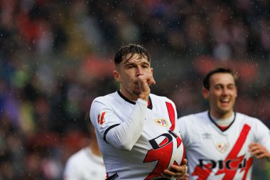 Andrei Ratiu, Estadio de Vallecas 'taki Rayo Vallecano ve Sevilla FC takımları arasında oynanan LaLiga EA SPORTS maçında gol attıktan sonra kutlama yaparken görüldü (Maciej Rogowski)