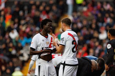 Abdul Mumin ve Florian Lejeune, LaLiga EA SPORTS maçı sırasında Estadio de Vallecas 'ta Rayo Vallecano ve Sevilla FC takımları arasında görüldü (Maciej Rogowski)