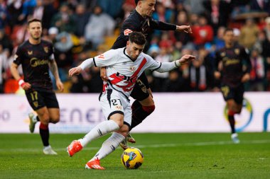 Adrian Embarba ve Ruben Vargas, LaLiga EA SPORTS maçında Rayo Vallecano ve Sevilla FC takımları arasında Estadio de Vallecas (Maciej Rogowski)