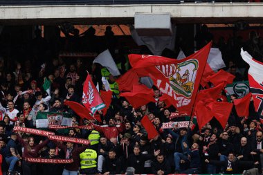LaLiga EA SPORTS maçı sırasında Estadio de Vallecas 'ta Rayo Vallecano ve Sevilla FC takımları arasında Sevilla FC taraftarları görüldü (Maciej Rogowski)