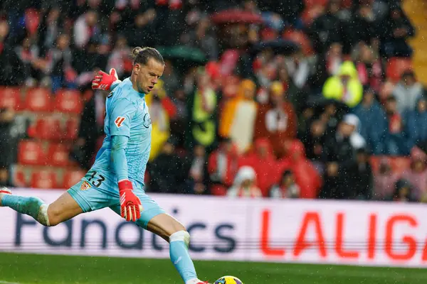 Orjan Nyland, Estadio de Vallecas 'ta Rayo Vallecano ve Sevilla FC takımları arasında oynanan LaLiga EA SPORTS maçı sırasında görüldü (Maciej Rogowski)