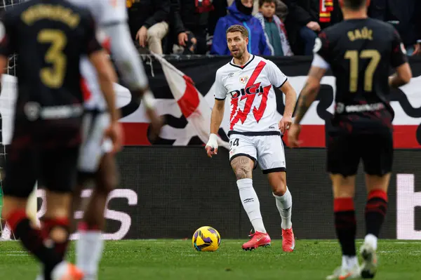 Estadio de Vallecas 'ta Rayo Vallecano ve Sevilla FC takımları arasında oynanan LaLiga EA SPORTS maçı sırasında Florian Lejeune görüldü (Maciej Rogowski)