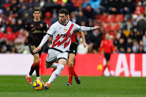 Adrian Embarba, Estadio de Vallecas 'ta Rayo Vallecano ve Sevilla FC takımları arasında oynanan LaLiga EA SPORTS maçı sırasında görüldü (Maciej Rogowski)