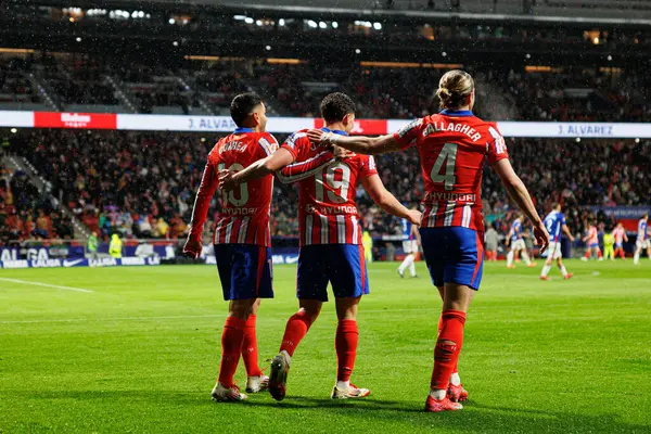 Julian Alvarez Angel Correa ve Conor Gallagher, LaLiga EA SPORTS maçında Estadio Civitas Metropolitano 'daki Atletico de Madrid ve Athletic Club takımları arasında gol attıktan sonra kutlama yaparken görüldü (Maciej Rogowski))