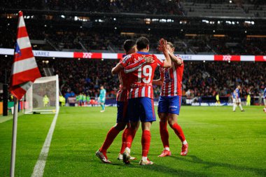 Julian Alvarez Angel Correa ve Conor Gallagher, LaLiga EA SPORTS maçında Estadio Civitas Metropolitano 'daki Atletico de Madrid ve Athletic Club takımları arasında gol attıktan sonra kutlama yaparken görüldü (Maciej Rogowski))