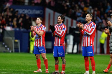 Julian Alvares, Rodrigo De Paul ve Jose Maria Gimenez, LaLiga EA Spor Maçı sırasında Estadio Civitas Metropolitano 'daki Atletico de Madrid ve Athletic Club takımları arasında görüldü (Maciej Rogowski).)