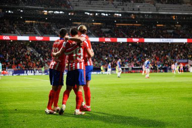 Julian Alvarez Angel Correa ve Conor Gallagher, LaLiga EA SPORTS maçında Estadio Civitas Metropolitano 'daki Atletico de Madrid ve Athletic Club takımları arasında gol attıktan sonra kutlama yaparken görüldü (Maciej Rogowski))