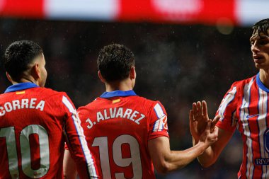 Julian Alvarez, LaLiga EA SPORTS maçında Estadio Civitas Metropolitano 'daki Atletico de Madrid ve Athletic Club takımları arasında gol attıktan sonra kutlama yaparken görüldü (Maciej Rogowski)