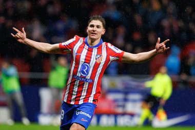 Julian Alvarez, LaLiga EA SPORTS maçında Estadio Civitas Metropolitano 'daki Atletico de Madrid ve Athletic Club takımları arasında gol attıktan sonra kutlama yaparken görüldü (Maciej Rogowski)
