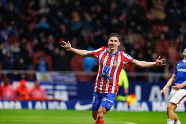 Julian Alvarez, LaLiga EA SPORTS maçında Estadio Civitas Metropolitano 'daki Atletico de Madrid ve Athletic Club takımları arasında gol attıktan sonra kutlama yaparken görüldü (Maciej Rogowski)