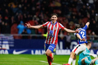 Julian Alvarez, LaLiga EA SPORTS maçında Estadio Civitas Metropolitano 'daki Atletico de Madrid ve Athletic Club takımları arasında gol attıktan sonra kutlama yaparken görüldü (Maciej Rogowski)
