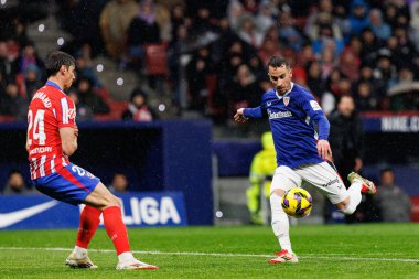 Robin Le Normand ve Alex Berenguer, LaLiga EA SPORTS maçı sırasında Estadio Civitas Metropolitano 'daki Atletico de Madrid ve Athletic Club takımları arasında görüldü (Maciej Rogowski)