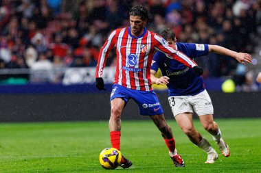 Mikel Jauregizar ve Rodrigo de Paul, LaLiga EA Spor Maçı sırasında Estadio Civitas Metropolitano 'daki Atletico de Madrid ve Athletic Club takımları arasında görüldü (Maciej Rogowski)