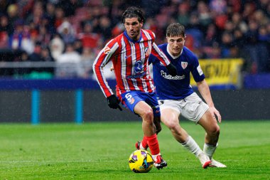 Mikel Jauregizar ve Rodrigo de Paul, LaLiga EA Spor Maçı sırasında Estadio Civitas Metropolitano 'daki Atletico de Madrid ve Athletic Club takımları arasında görüldü (Maciej Rogowski)