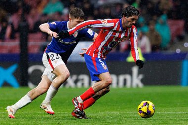 Mikel Jauregizar ve Rodrigo de Paul, LaLiga EA Spor Maçı sırasında Estadio Civitas Metropolitano 'daki Atletico de Madrid ve Athletic Club takımları arasında görüldü (Maciej Rogowski)