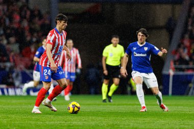 Robin Le Normand ve Unai Gomez, LaLiga EA SPORTS maçı sırasında Estadio Civitas Metropolitano 'daki Atletico de Madrid ve Athletic Club takımları arasında görüldü (Maciej Rogowski)