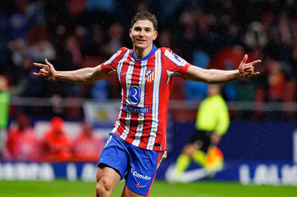 Julian Alvarez, LaLiga EA SPORTS maçında Estadio Civitas Metropolitano 'daki Atletico de Madrid ve Athletic Club takımları arasında gol attıktan sonra kutlama yaparken görüldü (Maciej Rogowski)