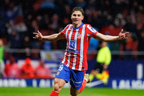 Julian Alvarez, LaLiga EA SPORTS maçında Estadio Civitas Metropolitano 'daki Atletico de Madrid ve Athletic Club takımları arasında gol attıktan sonra kutlama yaparken görüldü (Maciej Rogowski)