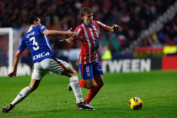 Daniel Vivian ve Lucas Barrios LaLiga EA SPORTS maçı sırasında Estadio Civitas Metropolitano 'daki Atletico de Madrid ve Athletic Club (Maciej Rogowski) takımları arasında görüldü.)