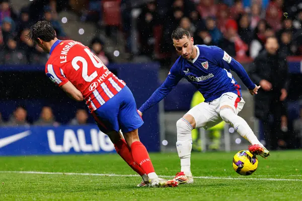 Robin Le Normand ve Alex Berenguer, LaLiga EA SPORTS maçı sırasında Estadio Civitas Metropolitano 'daki Atletico de Madrid ve Athletic Club takımları arasında görüldü (Maciej Rogowski)