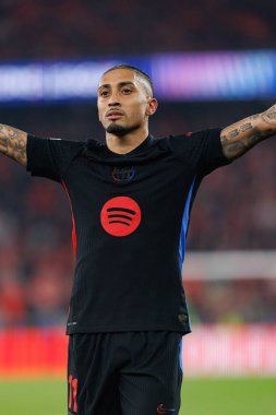 Raphinha, SL Benfica ve FC Barcelona (Maciej Rogowski) takımları arasında oynanan 16 maçlık UEFA Şampiyonlar Ligi karşılaşmasında attığı golü kutlarken görülüyor.