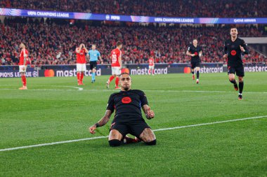 Raphinha, SL Benfica ve FC Barcelona (Maciej Rogowski) takımları arasında oynanan 16 maçlık UEFA Şampiyonlar Ligi karşılaşmasında attığı golü kutlarken görülüyor.
