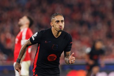 Raphinha, SL Benfica ve FC Barcelona (Maciej Rogowski) takımları arasında oynanan 16 maçlık UEFA Şampiyonlar Ligi karşılaşmasında attığı golü kutlarken görülüyor.