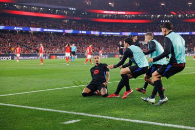 Raphinha, SL Benfica ve FC Barcelona (Maciej Rogowski) takımları arasında oynanan 16 maçlık UEFA Şampiyonlar Ligi karşılaşmasında attığı golü kutlarken görülüyor.