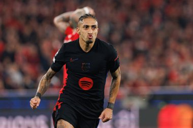 Raphinha, SL Benfica ve FC Barcelona (Maciej Rogowski) takımları arasında oynanan 16 maçlık UEFA Şampiyonlar Ligi karşılaşmasında attığı golü kutlarken görülüyor.