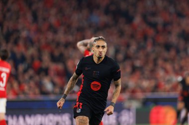 Raphinha, SL Benfica ve FC Barcelona (Maciej Rogowski) takımları arasında oynanan 16 maçlık UEFA Şampiyonlar Ligi karşılaşmasında attığı golü kutlarken görülüyor.