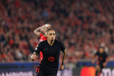 Raphinha, SL Benfica ve FC Barcelona (Maciej Rogowski) takımları arasında oynanan 16 maçlık UEFA Şampiyonlar Ligi karşılaşmasında attığı golü kutlarken görülüyor.