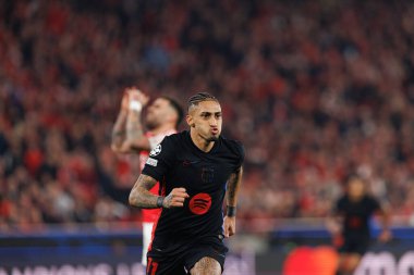 Raphinha, SL Benfica ve FC Barcelona (Maciej Rogowski) takımları arasında oynanan 16 maçlık UEFA Şampiyonlar Ligi karşılaşmasında attığı golü kutlarken görülüyor.