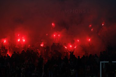 Benfica taraftarları, SL Benfica ve FC Barcelona (Maciej Rogowski) takımları arasında oynanan 16 maçlık UEFA Şampiyonlar Ligi karşılaşmasında görüldü.