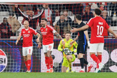 SL Benfica ve FC Barcelona (Maciej Rogowski) takımları arasında oynanan 16 maçlık UEFA Şampiyonlar Ligi karşılaşmasında her iki takımın oyuncuları görülüyor.