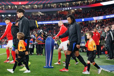 Pau Cubarsi ve Jules Kounde, SL Benfica ve FC Barcelona (Maciej Rogowski) takımları arasında oynanan UEFA Şampiyonlar Ligi 16.