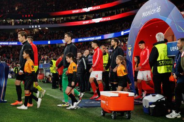 SL Benfica ve FC Barcelona (Maciej Rogowski) takımları arasında oynanan 16 maçlık UEFA Şampiyonlar Ligi karşılaşmasında her iki takımın oyuncuları görülüyor.