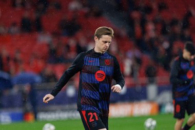 Fransız De Jong, SL Benfica ve FC Barcelona (Maciej Rogowski) takımları arasında oynanan 16 maçlık UEFA Şampiyonlar Ligi karşılaşmasında görüldü.