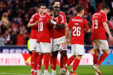 SL Benfica ve CD Nacional (Maciej Rogowski) takımları arasında Liga Portekiz maçında Orkun Kokcu 'dan gol üstüne gol atarak kutlanan Benfica oyuncuları görülüyor (Maciej Rogowski)