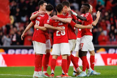 SL Benfica ve CD Nacional (Maciej Rogowski) takımları arasında Liga Portekiz maçında Orkun Kokcu 'dan gol üstüne gol atarak kutlanan Benfica oyuncuları görülüyor (Maciej Rogowski)