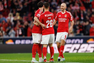 SL Benfica ve CD Nacional (Maciej Rogowski) takımları arasında Liga Portekiz maçında Orkun Kokcu 'dan gol üstüne gol atarak kutlanan Benfica oyuncuları görülüyor (Maciej Rogowski)