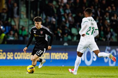 Gaizka Larrazabal ve Geny Catamo, Liga Portekiz maçı sırasında Estadio Municipal Rio Maior 'daki Casa Pia ve Sporting CP takımları arasında görüldü (Maciej Rogowski)