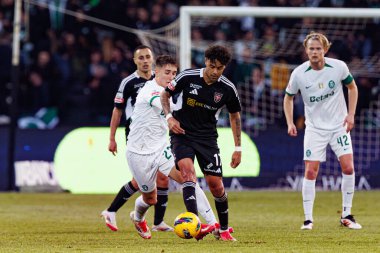 Rafael Brito ve Ivan Fresneda, Liga Portekiz maçı sırasında Estadio Belediyesi Rio Maior 'daki Casa Pia ve Sporting CP takımları arasında görüldü (Maciej Rogowski)